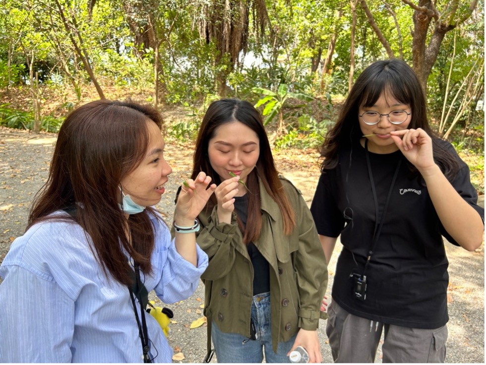 同學們近距離嗅聞濕地特有植物。（照片／張可婕提供）