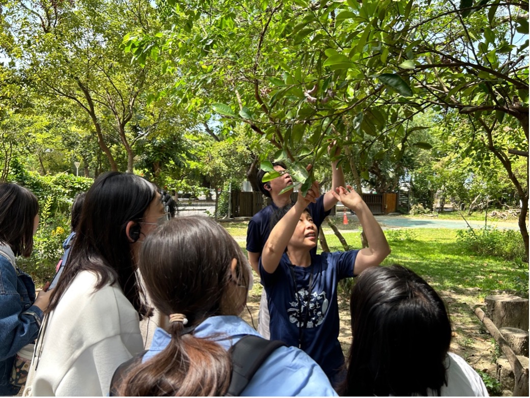 州仔濕地導覽人員帶領同學參觀園區。（照片／張可婕提供）