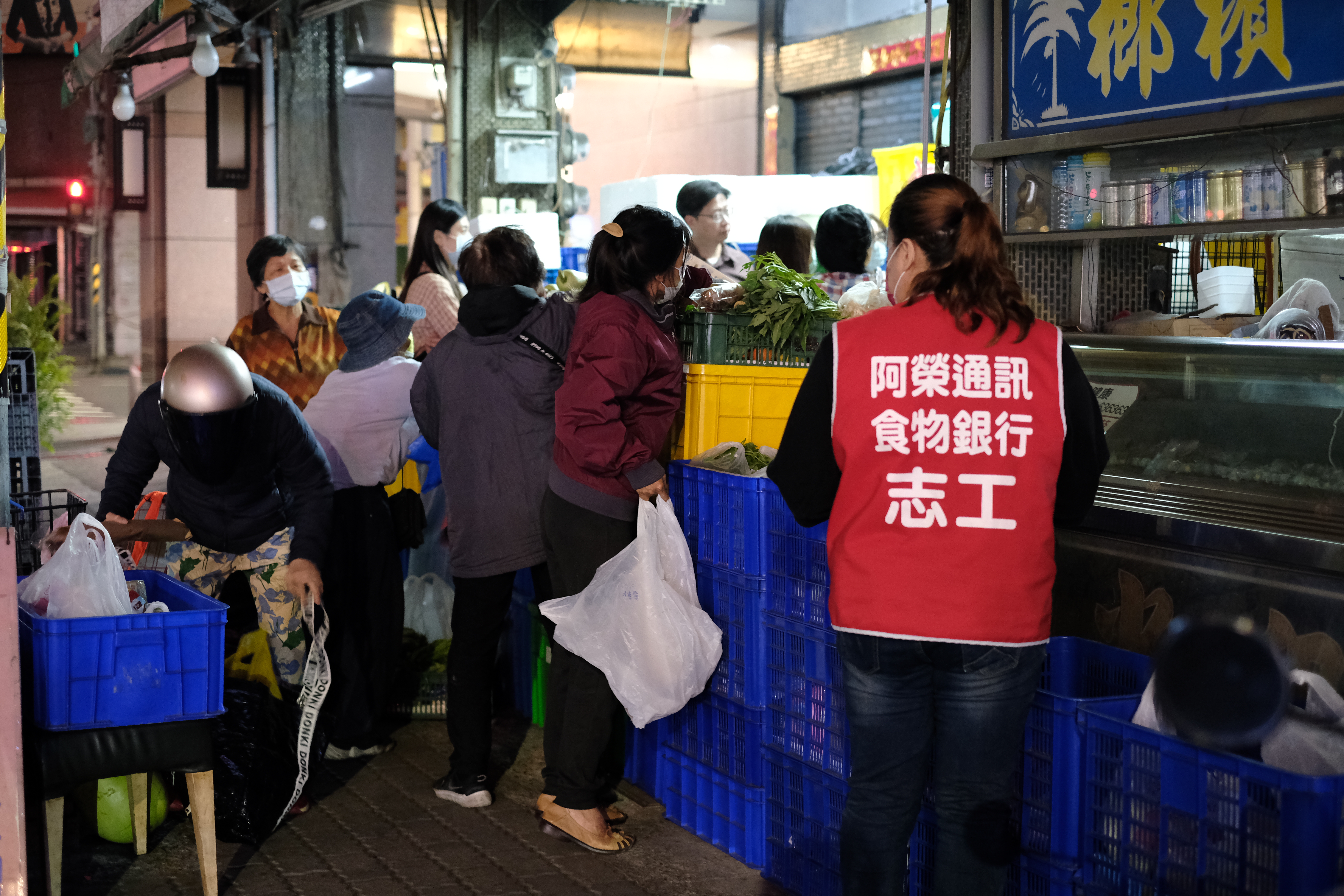 民眾晚間至阿榮通訊食物銀行領取物資。（照片／陳泰良提供）