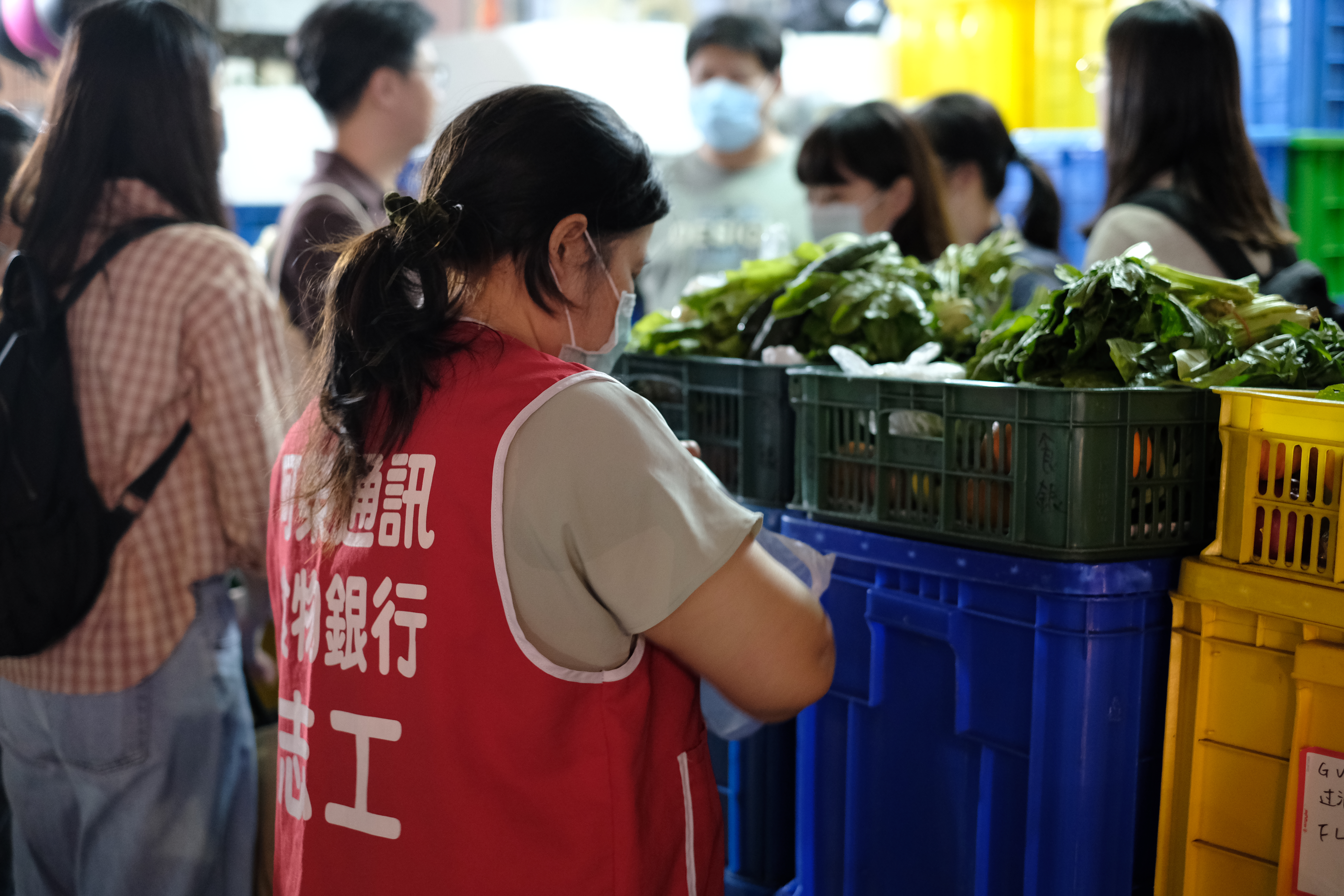 阿榮通訊食物銀行志工整理物資。（照片／陳泰良提供）