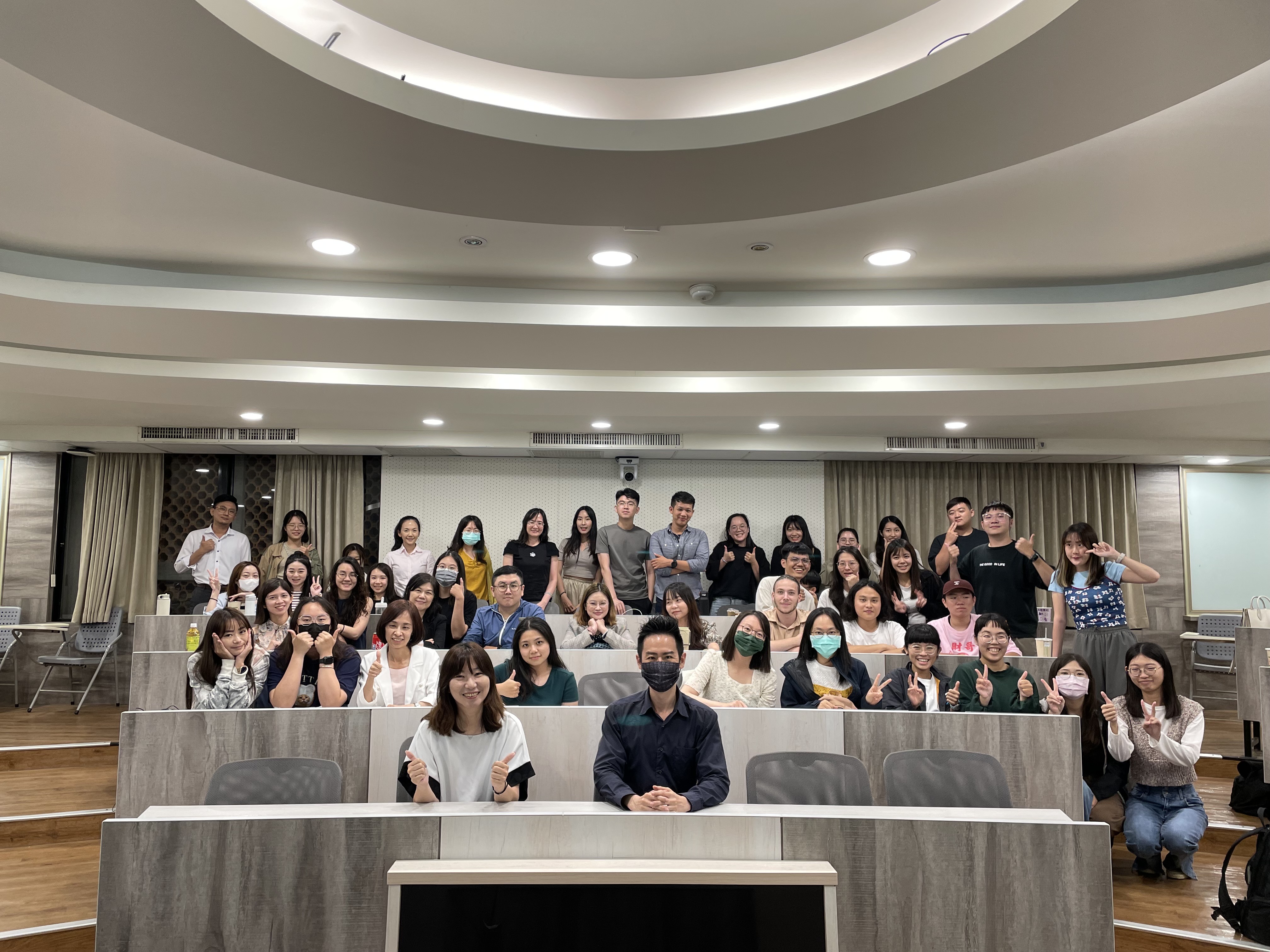 劉丁己博士（前右）向同學們分享不同國家的求才政策及台灣該如何面對人才外流。（照片／陳美澐提供）